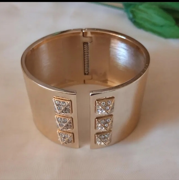 Victoria Secret Limited Ed. Scandalous Studded Goldtone Cuff Bracelet Vintage - Picture 2 of 9